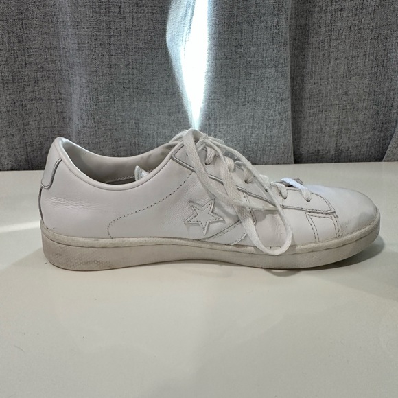 Men’s white converse sneakers. Size 10   Pre owned - Picture 5 of 12